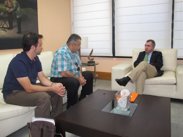 El consejero de Fomento se reúne con el alcalde de Aledo