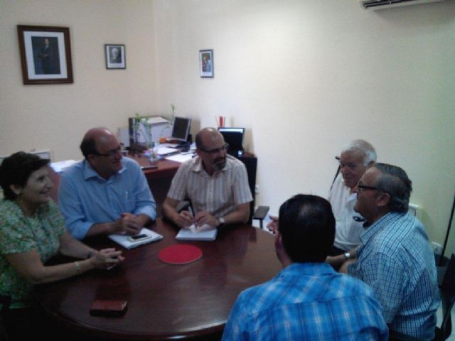 Foto de archivo de un encuentro mantenido por el Alcalde de Aledo y Directivos de CEBAG en agosto de 2015